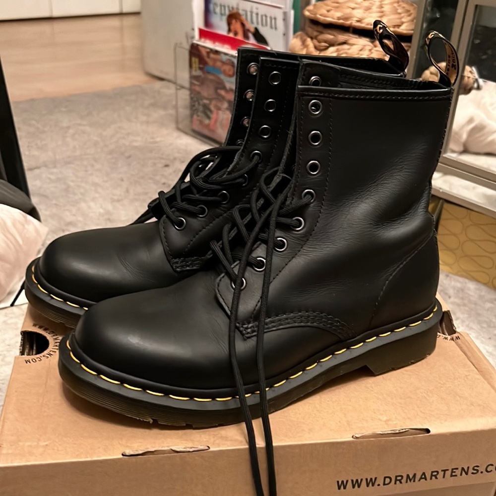 Doc Marten Classic black leather Nappa Combat Boot NEW w/ Box Sz 9 women’s
